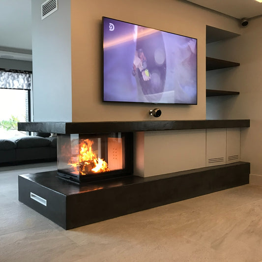 Kratki NBU 500/700 ingebouwd in moderne woonkamer met brandend vuur