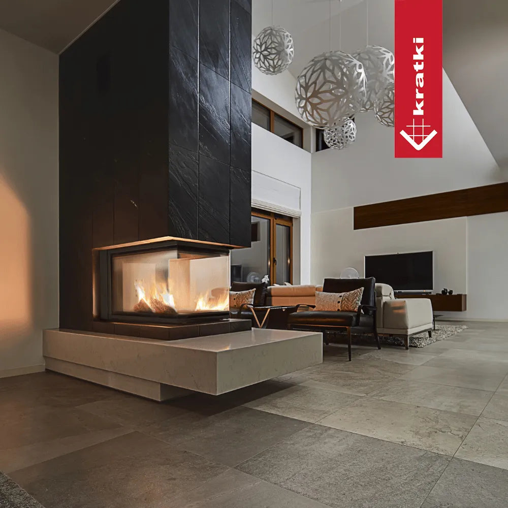 Moderne woonkamer met Kratki NBU 500/700 haard, stijlvolle meubels en decoratieve hanglampen.