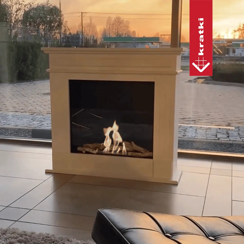 Kratki November Rechts TÜV haard in moderne woonkamer met grote ramen en zonsondergang.