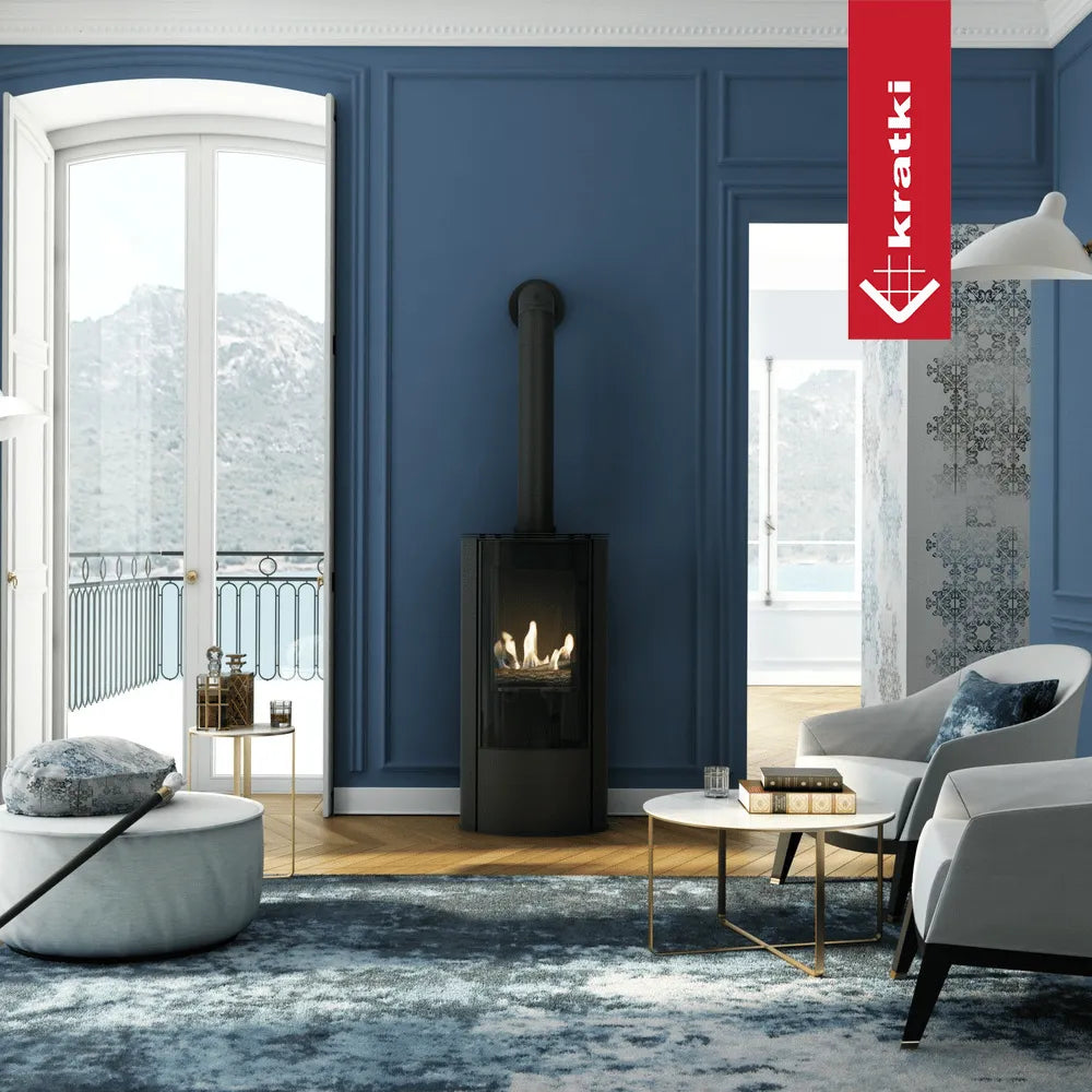 Moderne woonkamer met Kratki AB haard, blauwe muren, grote ramen en stijlvolle meubels.
