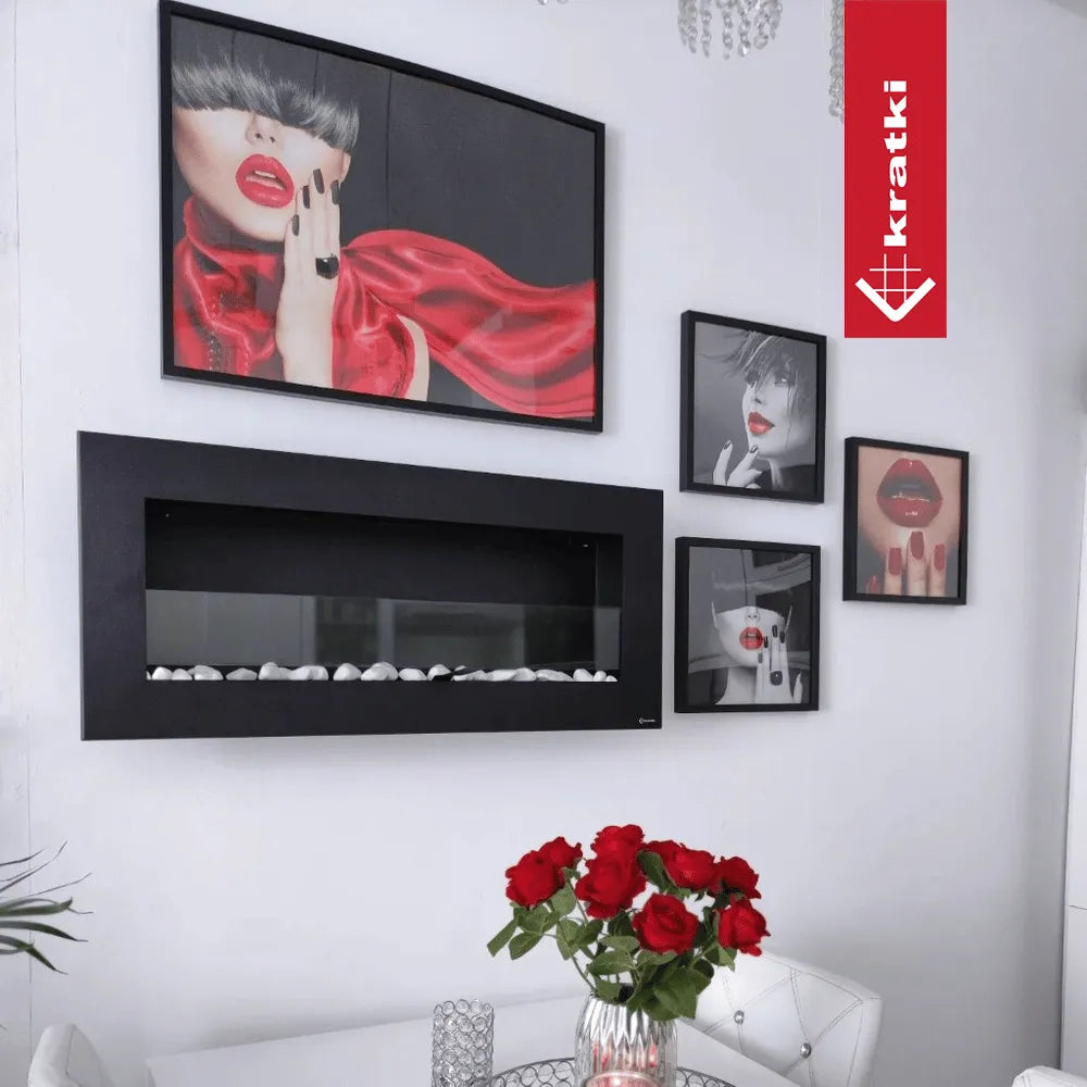 Kratki Delta2 Slim aan de muur, omringd door kunstwerken, met een vaas rode rozen op tafel.
