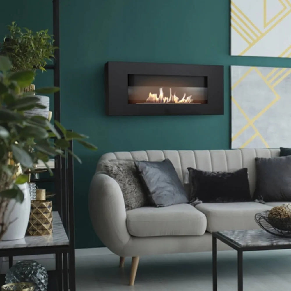Moderne woonkamer met Kratki Delta TÜV haard, groene muur en beige bank met kussens.