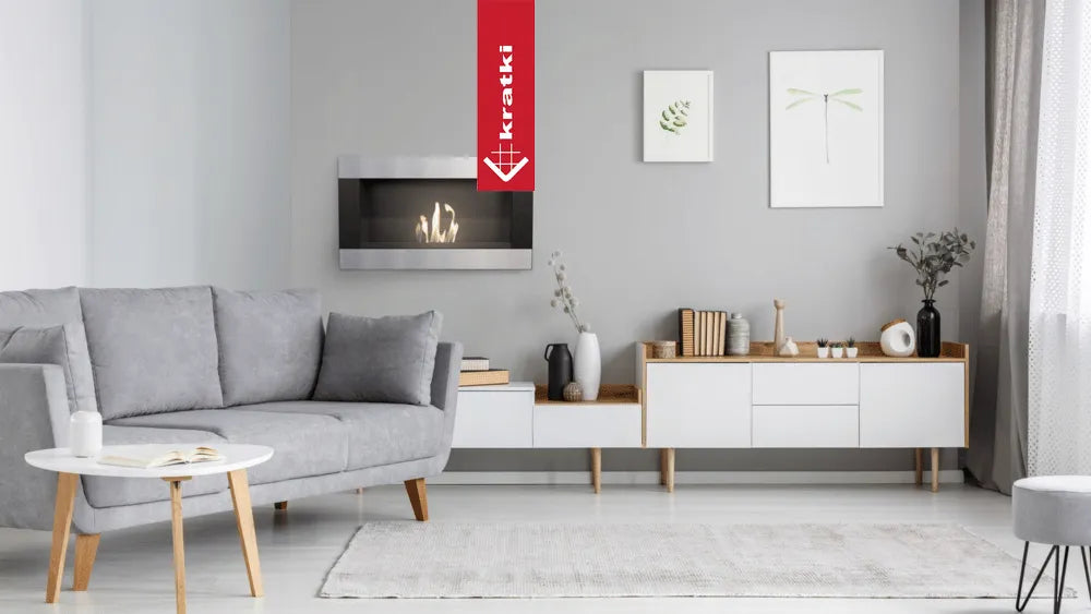 Moderne woonkamer met grijze bank, Kratki Golf TÜV haard en minimalistische decoraties.