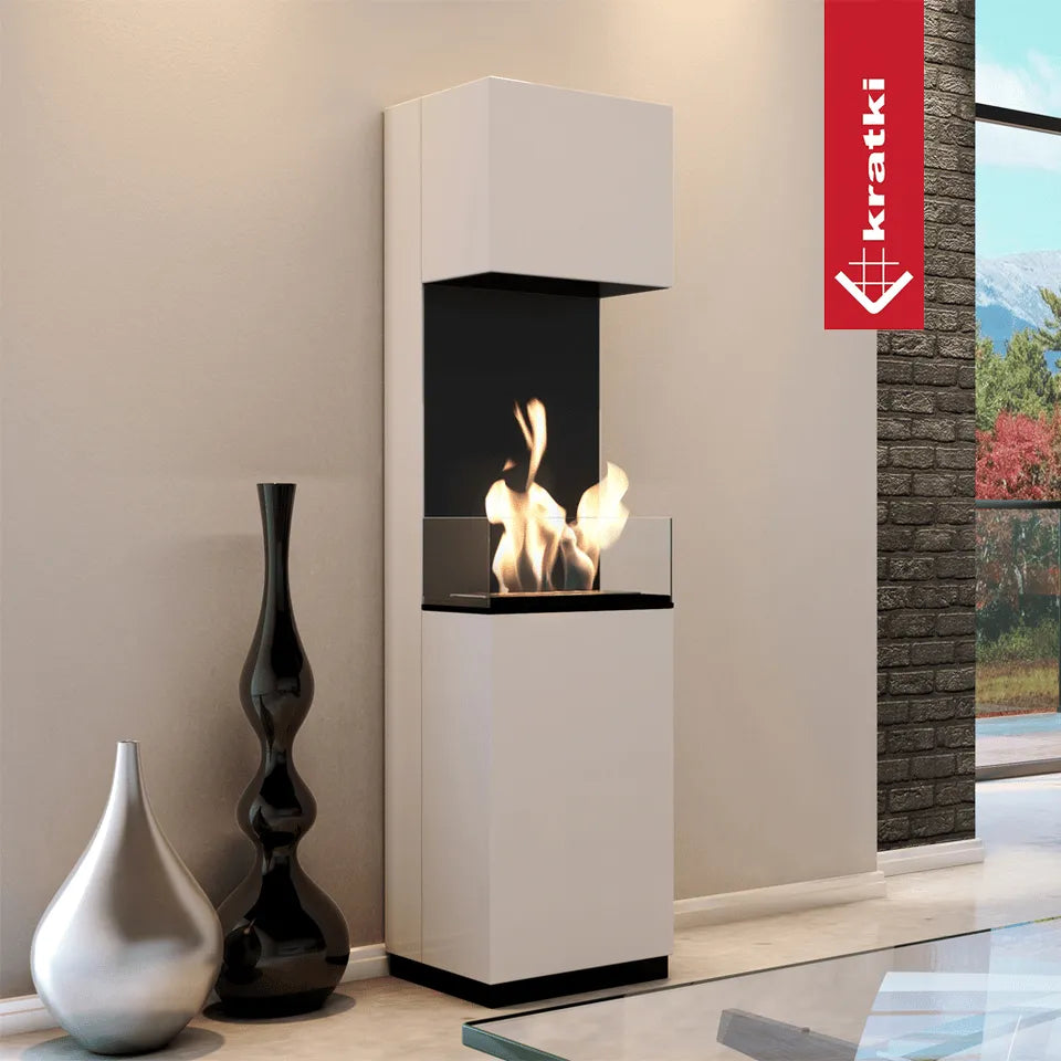 Kratki Sierra TÜV moderne haard in minimalistisch interieur met decoratieve vazen en groot raam.