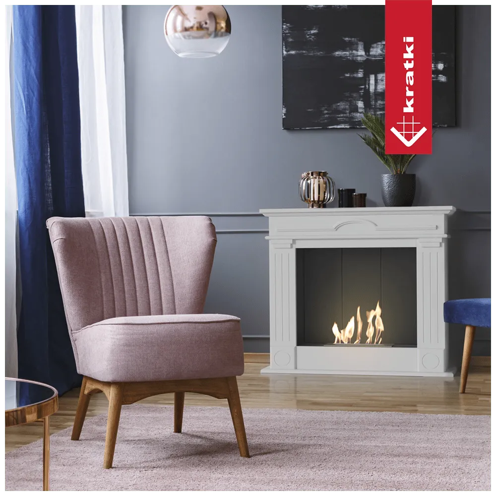 Gezellige woonkamer met Kratki December Rechts TÜV haard, roze stoel en moderne decoraties.