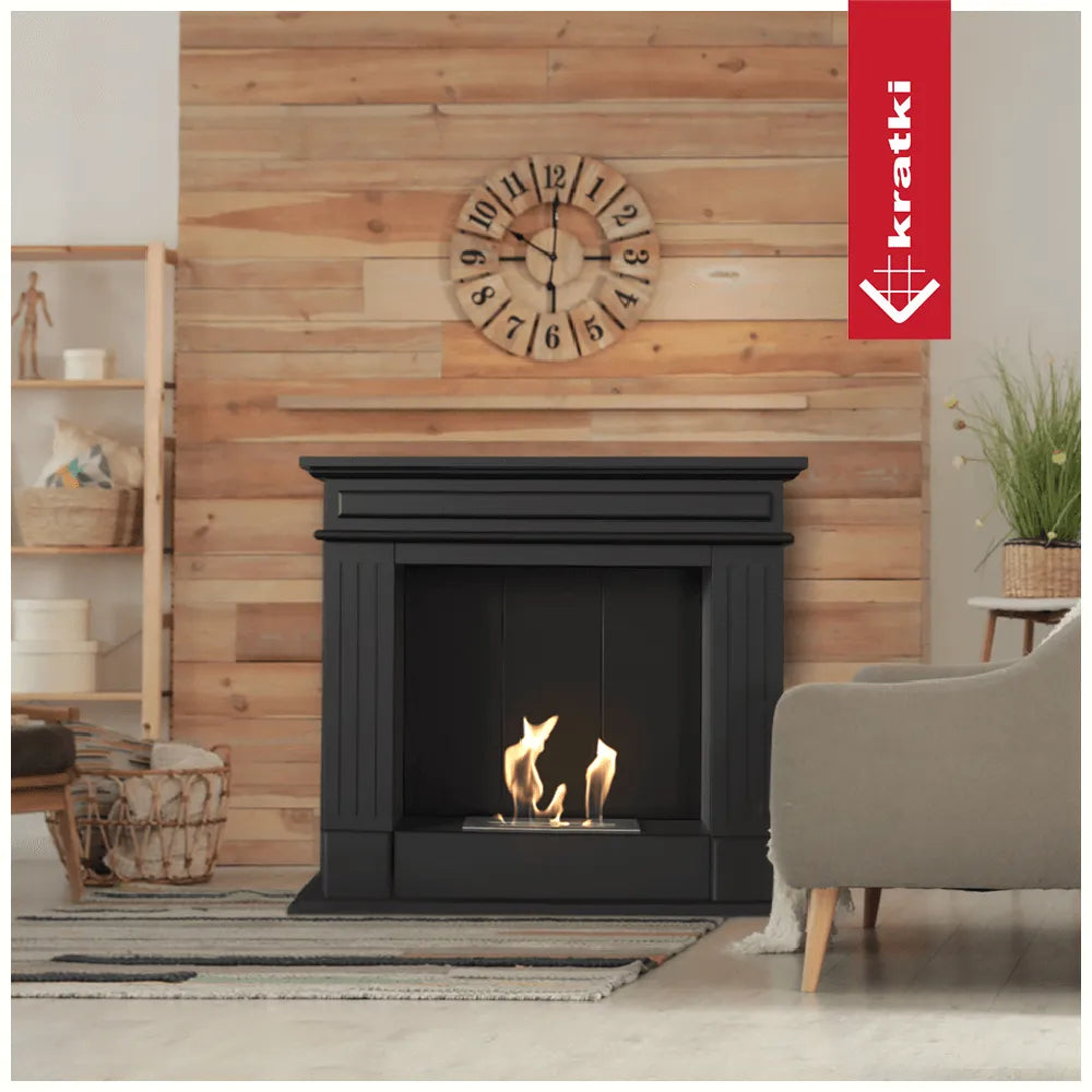 Zwarte Kratki November Rechts TÜV haard in een moderne woonkamer met houten muur en klok.