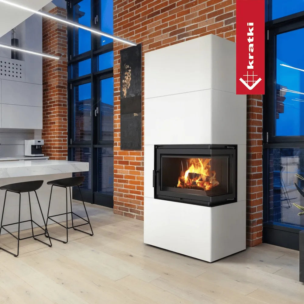 Kratki Simple Box Rechts in moderne woonkamer met bakstenen muur en grote ramen.
