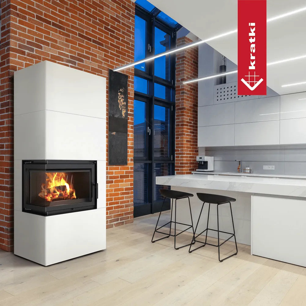 Moderne woonkamer met Kratki Simple Box Links haard, bakstenen muur en strakke witte keuken.