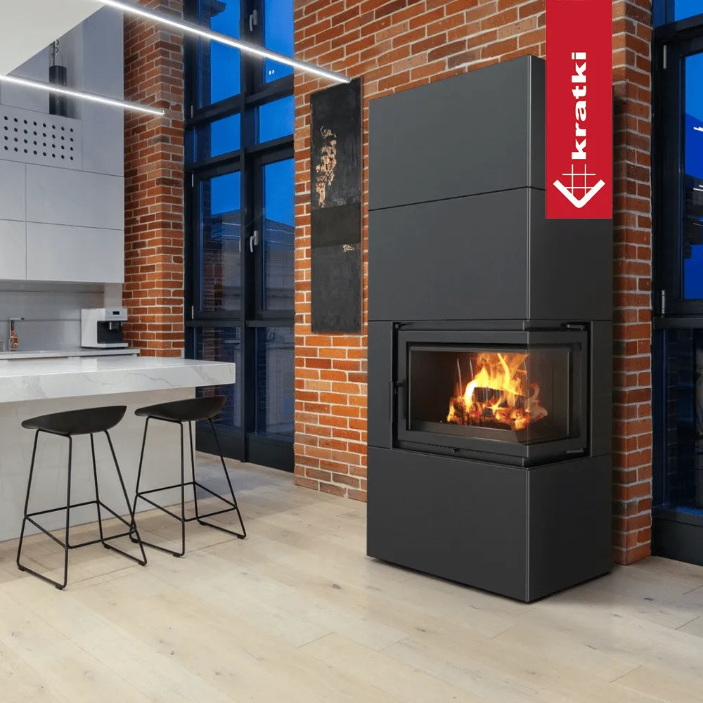 Moderne keuken met Kratki Simple Box Rechts haard, bakstenen muur en marmeren aanrecht.