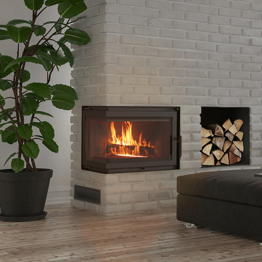 Kratki Simple M in witte bakstenen woonkamer met brandend haardvuur