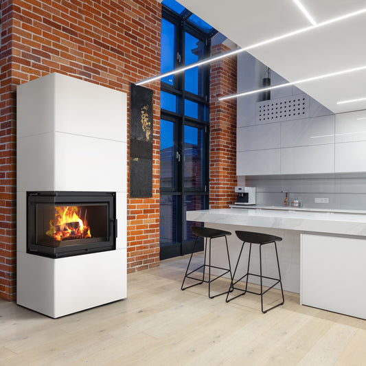 Kratki Simple Box in moderne keuken, witte haard met zichtbare vlammen