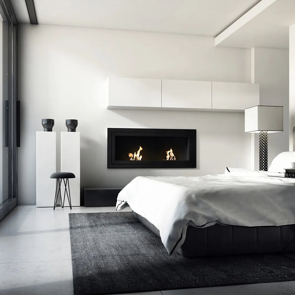 Moderne slaapkamer met Kratki Juliet TÜV haard, minimalistisch interieur en zwart-witte accenten.