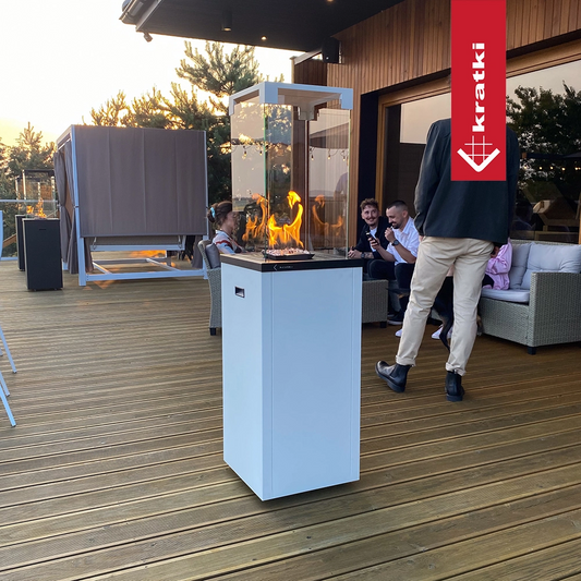 Kratki Patio Light buitenhaard op houten terras met zichtbare vlammen