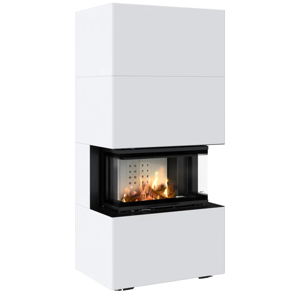 Moderne witte Kratki Heb haard met glazen panelen en brandend houtvuur.