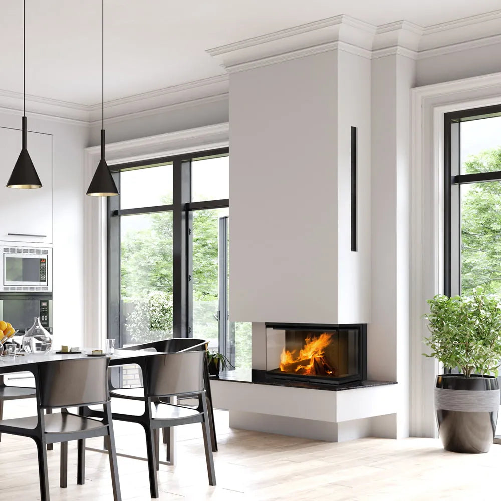 Moderne woonkamer met Kratki NBC 800/400 haard, grote ramen en stijlvolle zwarte meubels.