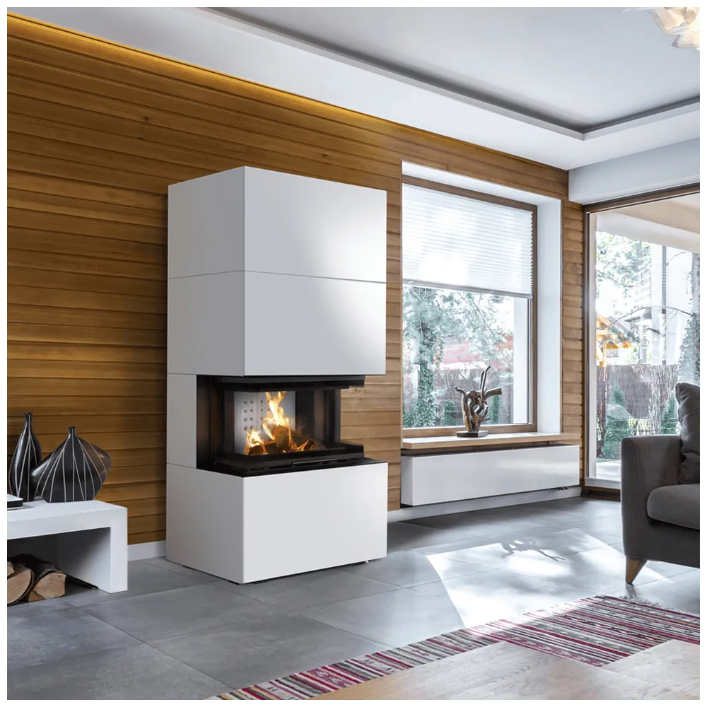 Moderne woonkamer met Kratki Heb haard, houten wandbekleding en grote ramen met uitzicht.