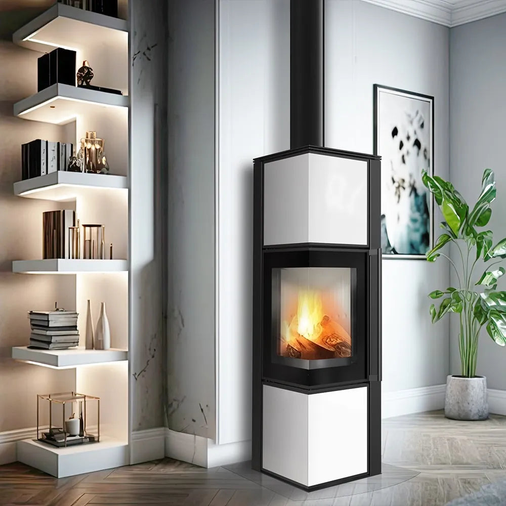 Kratki Tora M houtkachel in moderne woonkamer met planten en verlichte boekenplanken.