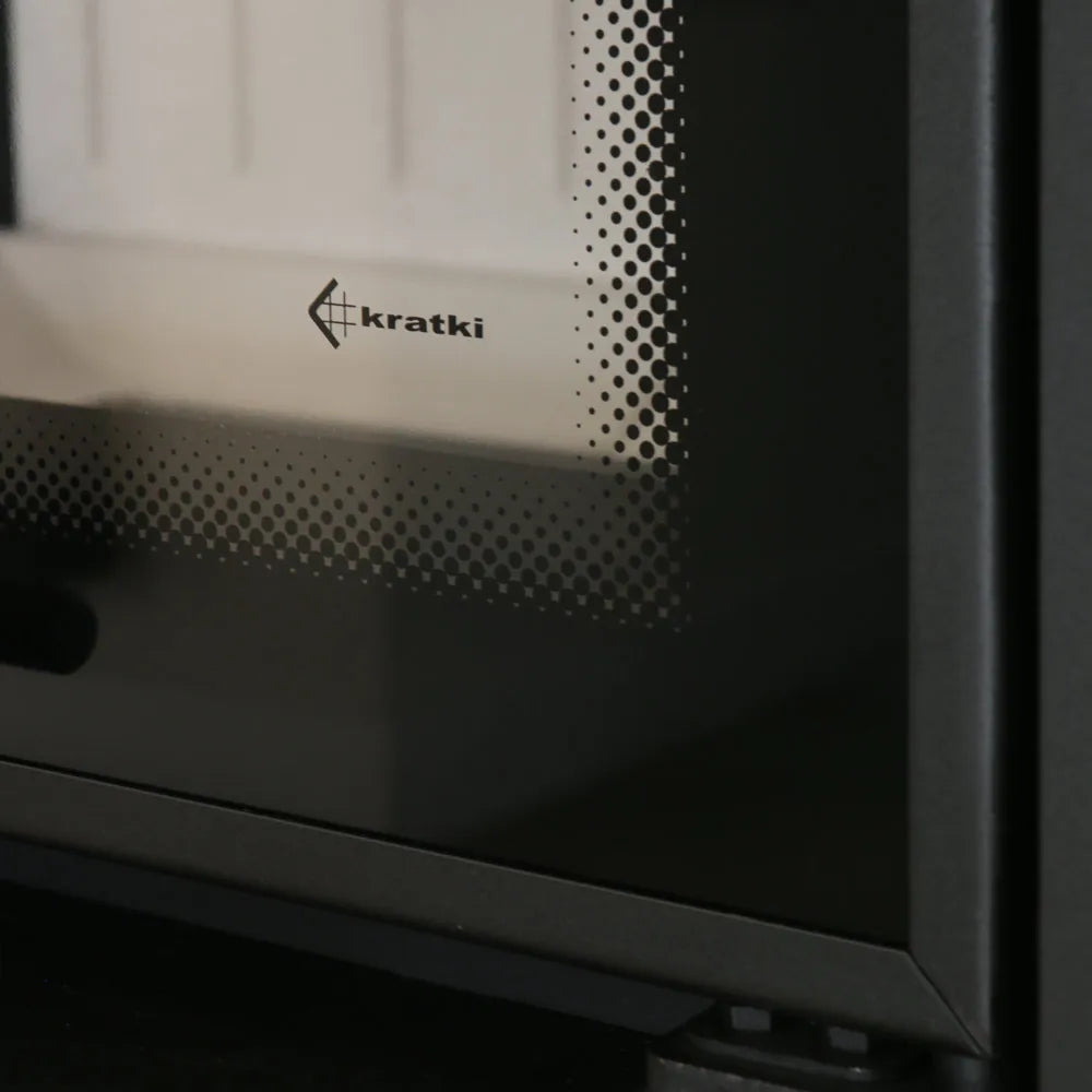 Close-up van de Kratki Lucy CV 12 kW met modern zwart glazen ontwerp.
