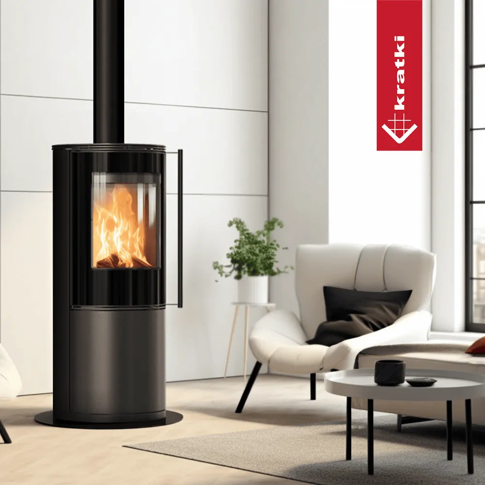 Moderne woonkamer met Kratki Sven houtkachel, comfortabele stoel en minimalistische inrichting.