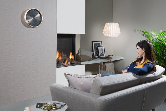 Wanders Lenga 800 hoek in moderne woonkamer met brandend haardvuur