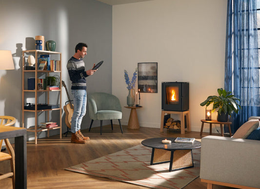 Trimline Fires Woody Loft Pellet in sfeervolle woonkamer met brandend vuur