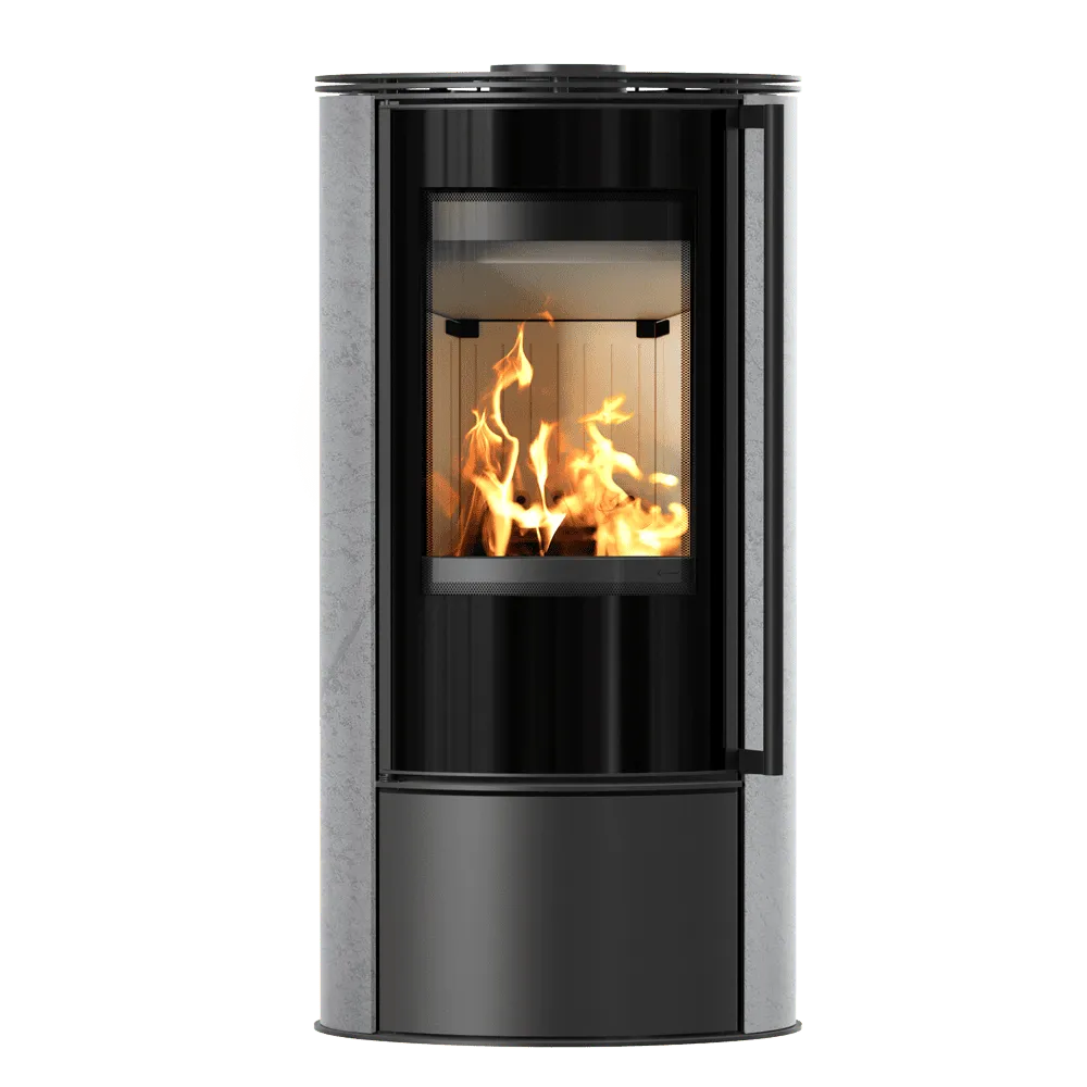 Kratki Erik houtkachel met modern design en grote glazen deur, brandend vuur zichtbaar.