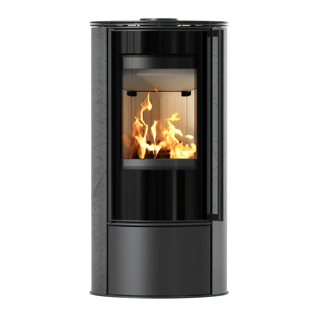 Kratki Erik houtkachel met modern design en grote glazen deur, brandend vuur zichtbaar.