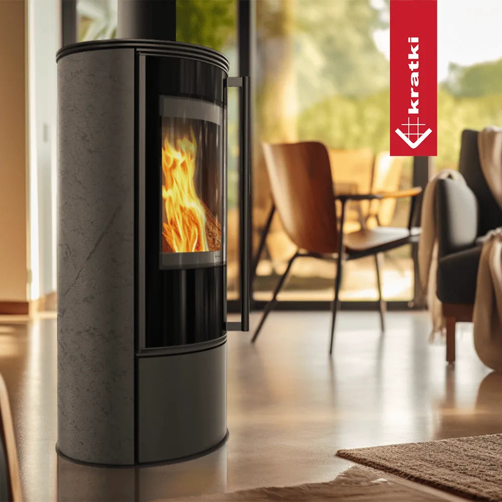 Kratki Erik houtkachel in een moderne woonkamer met brandend vuur en glazen deur.