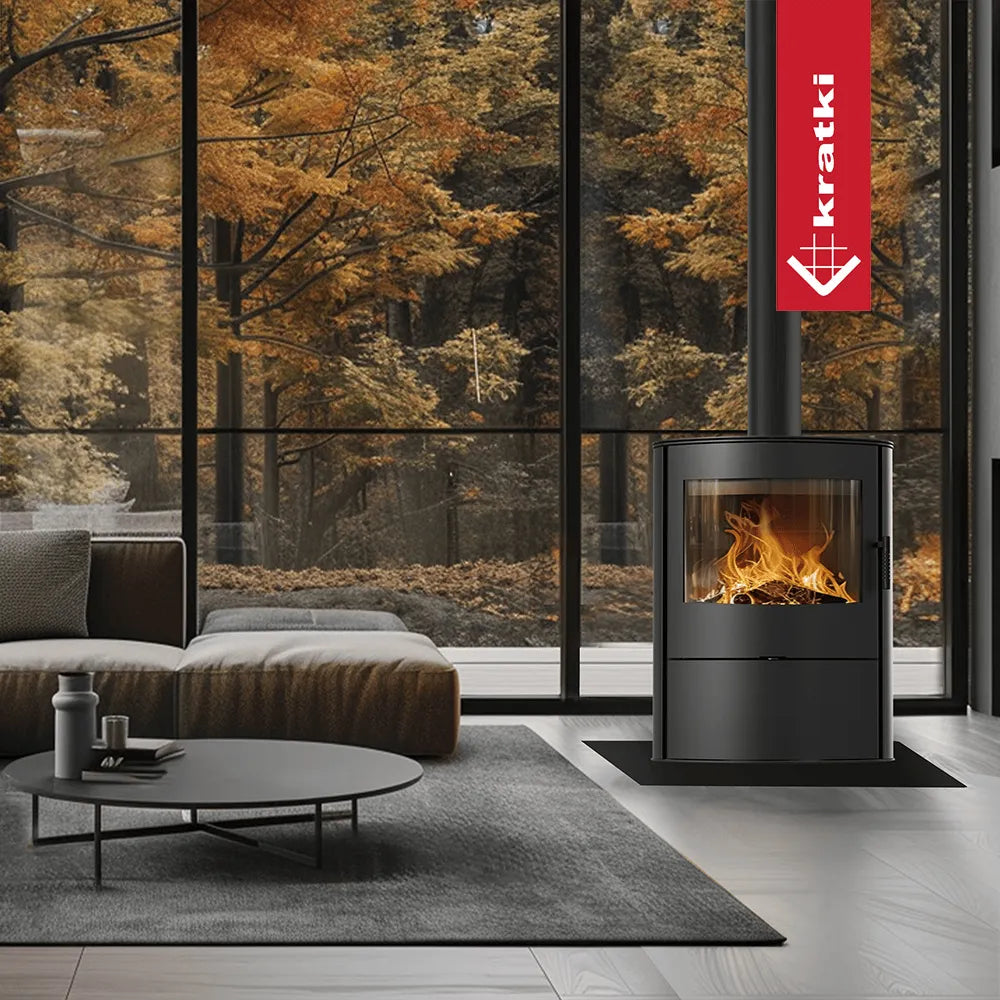 Kratki AB ROLLO 2 houtkachel in moderne woonkamer met herfstbos op de achtergrond.
