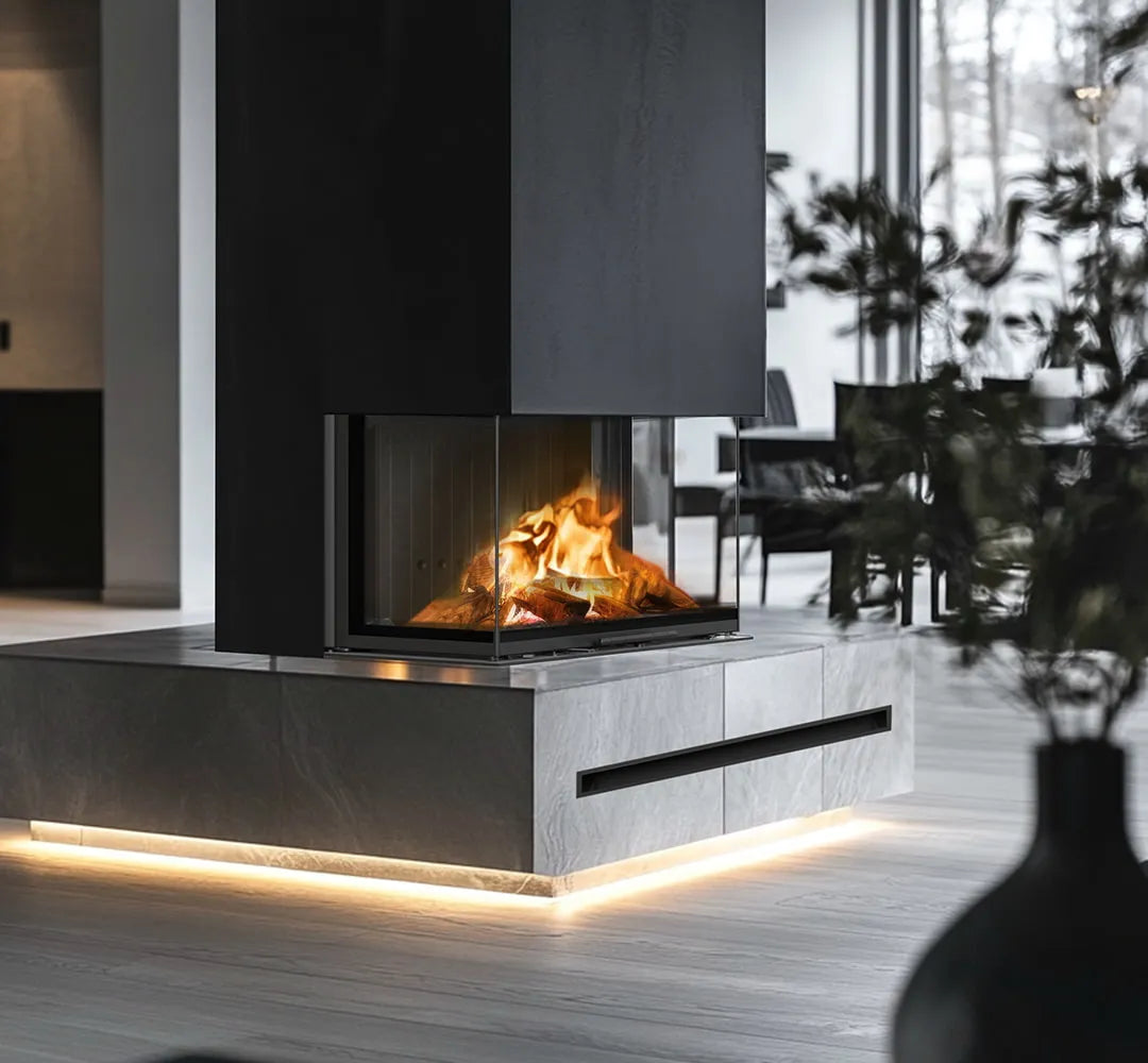 Moderne woonkamer met Kratki Regnor 800/400 haard, strakke lijnen en sfeervolle verlichting.