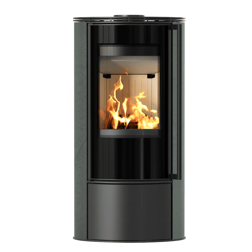 Moderne houtkachel Kratki Erik met glazen deur en zichtbare vlammen, zwart metalen ontwerp.