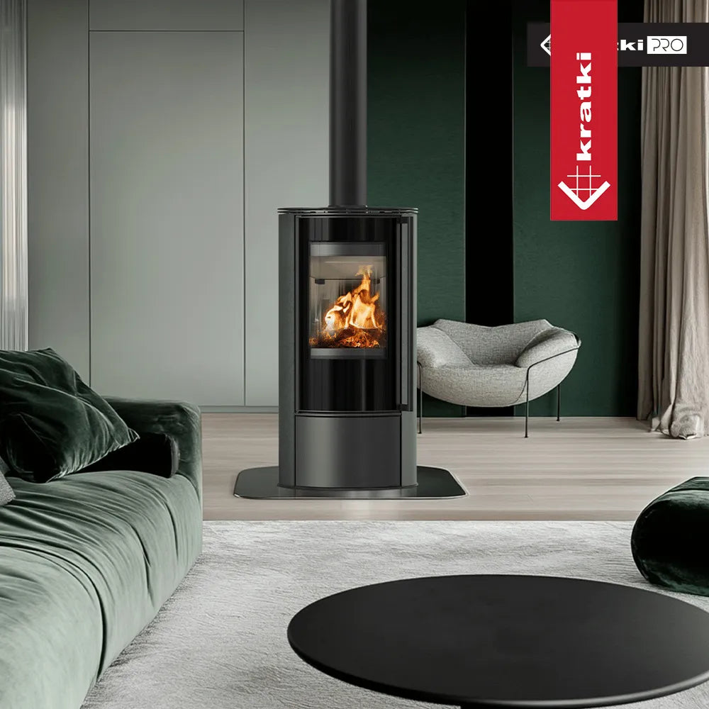 Moderne woonkamer met Kratki Erik houtkachel, groene bank en stijlvolle fauteuil.