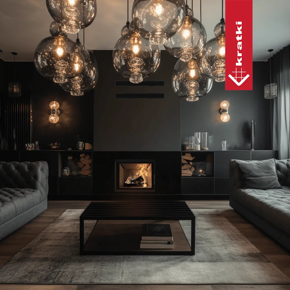 Moderne woonkamer met Kratki Lucy 12 kW haard, stijlvolle verlichting en comfortabele meubels.