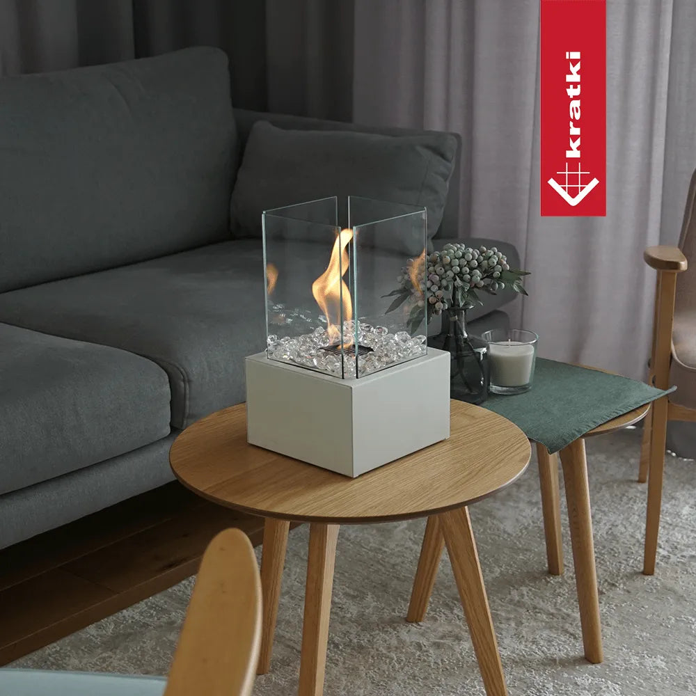Kratki Tango1 tafelhaard op houten tafel in moderne woonkamer met grijze bank en decoratie.