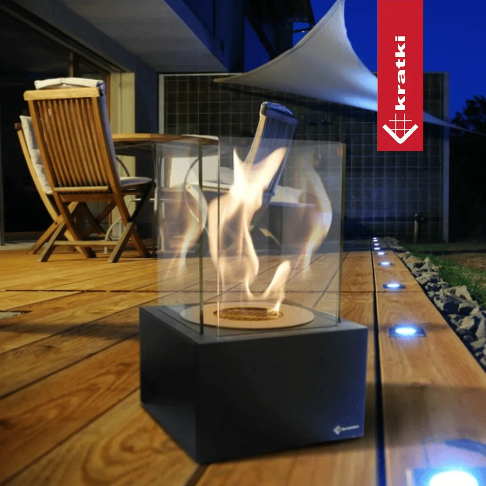 Kratki Tango1 op houten terras bij avond, met moderne buitenmeubels en sfeerverlichting.