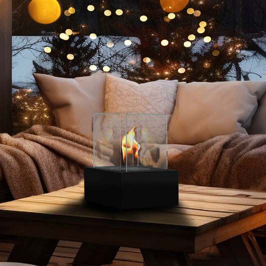 Kratki Tango2 TÜV op een houten tafel met vlam, sfeervolle woonkamer