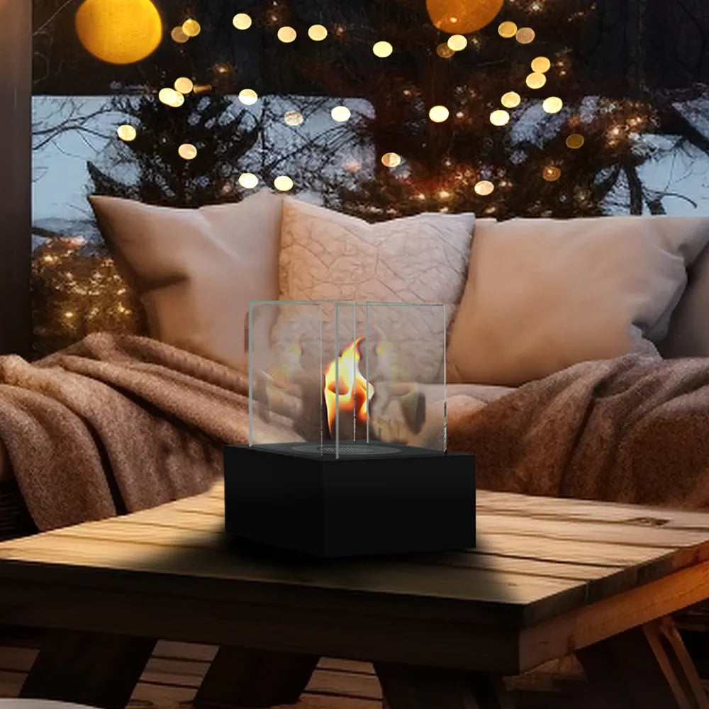 Kratki Tango2 TÜV tafelhaard op houten tafel, sfeervolle achtergrond met lichtjes en kussens.