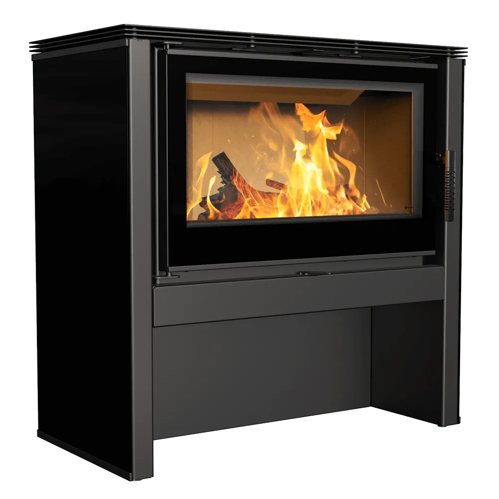Kratki Juno 12 kW houtkachel met brandend vuur, modern zwart ontwerp en glazen deur.