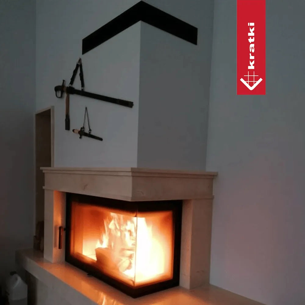 Kratki Lucy 14 kW Rechts open haard in moderne woonkamer met gereedschap aan de muur.