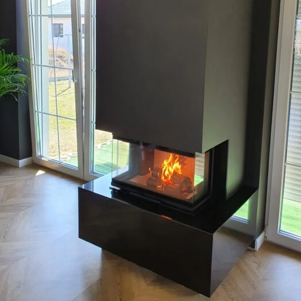 Kratki NBC 680/280 moderne haard in een stijlvolle woonkamer met grote ramen.