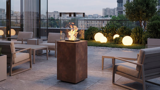 Balstil Falo vuurtafel met vlammen op een terras tussen tuinmeubilair