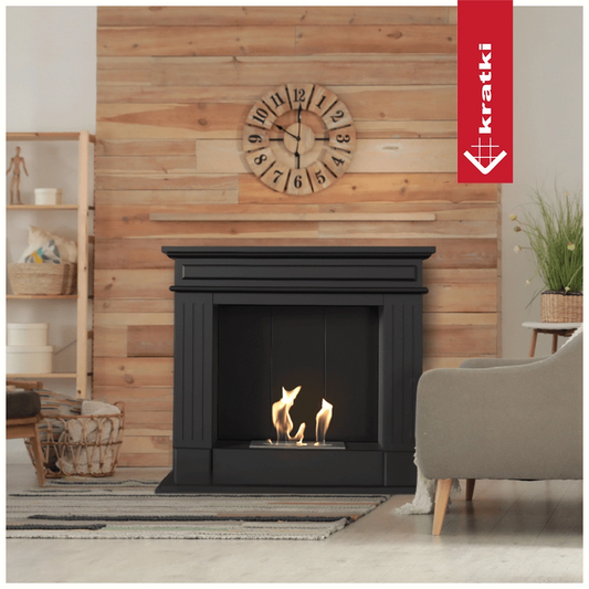 Kratki November TÜV haard in woonkamer met houten wand en klok