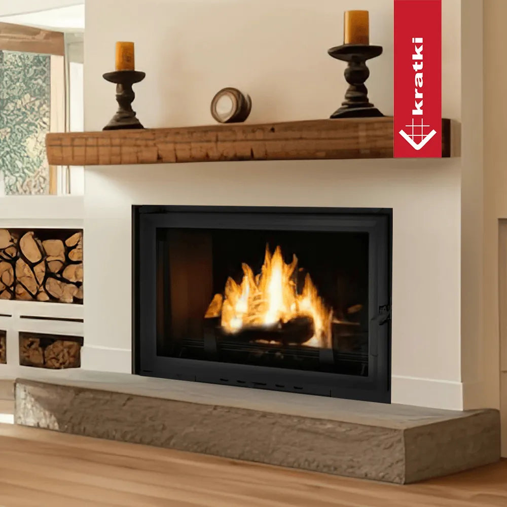 Kratki Oliwia open haard in een moderne woonkamer met houten plank en kaarsen erboven.
