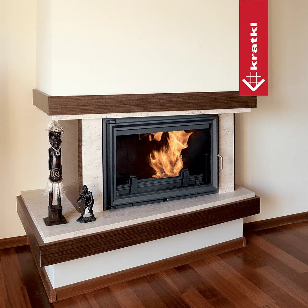 Kratki Oliwia open haard in moderne woonkamer met houten vloer en decoratieve beeldjes.