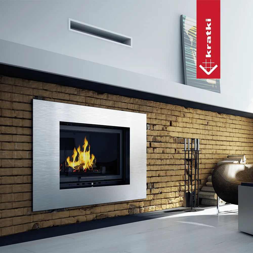 Moderne woonkamer met Kratki Oliwia haard ingebouwd in een bakstenen muur.