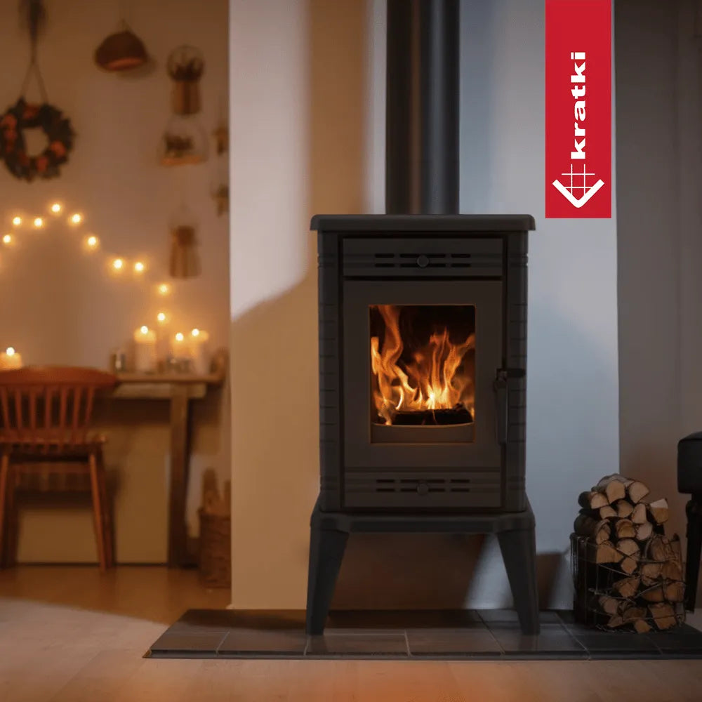 Kratki K10 houtkachel in een gezellige, sfeervol verlichte woonkamer met houten meubels.