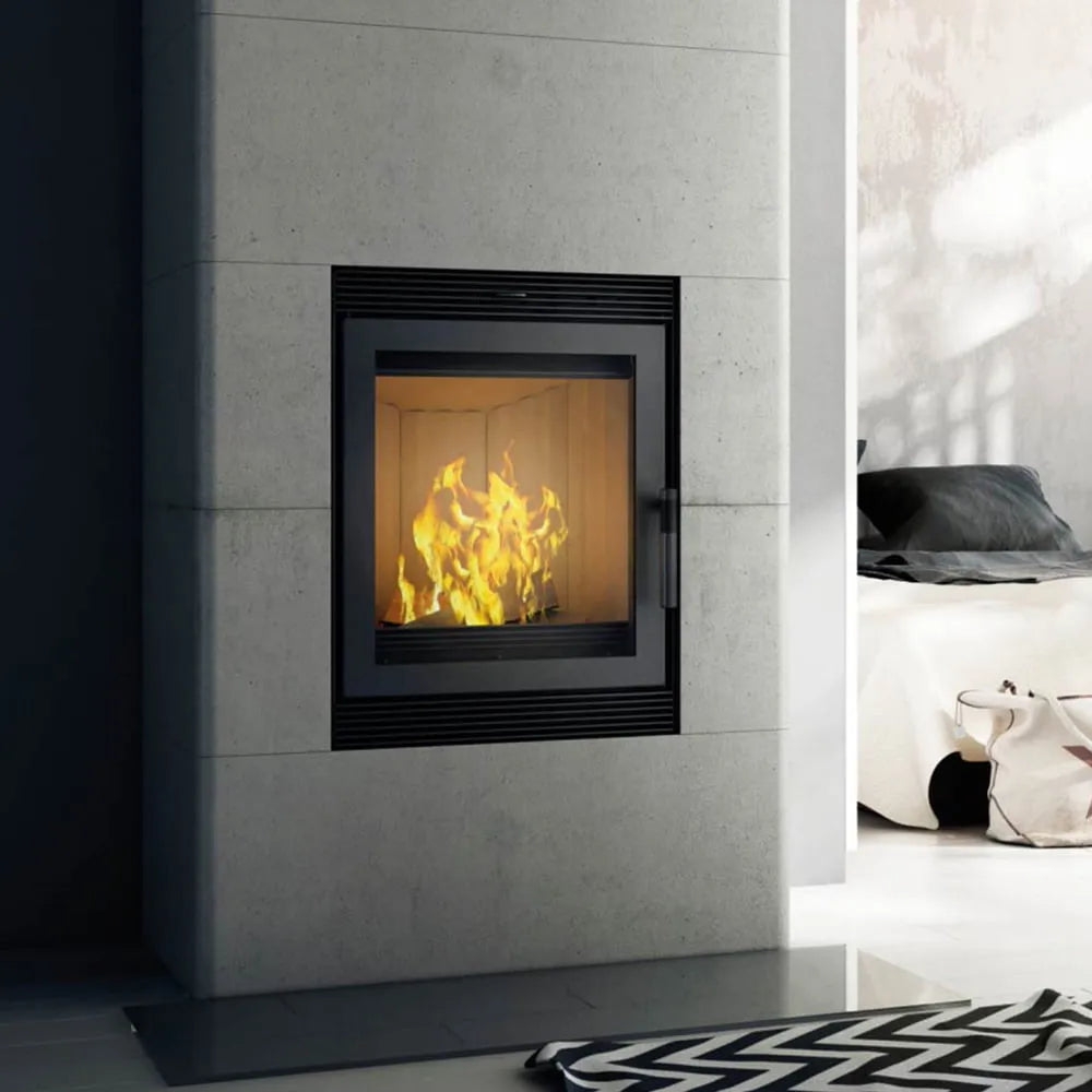 Kratki Blanka haard in moderne woonkamer met brandend vuur, naast slaapkamer.