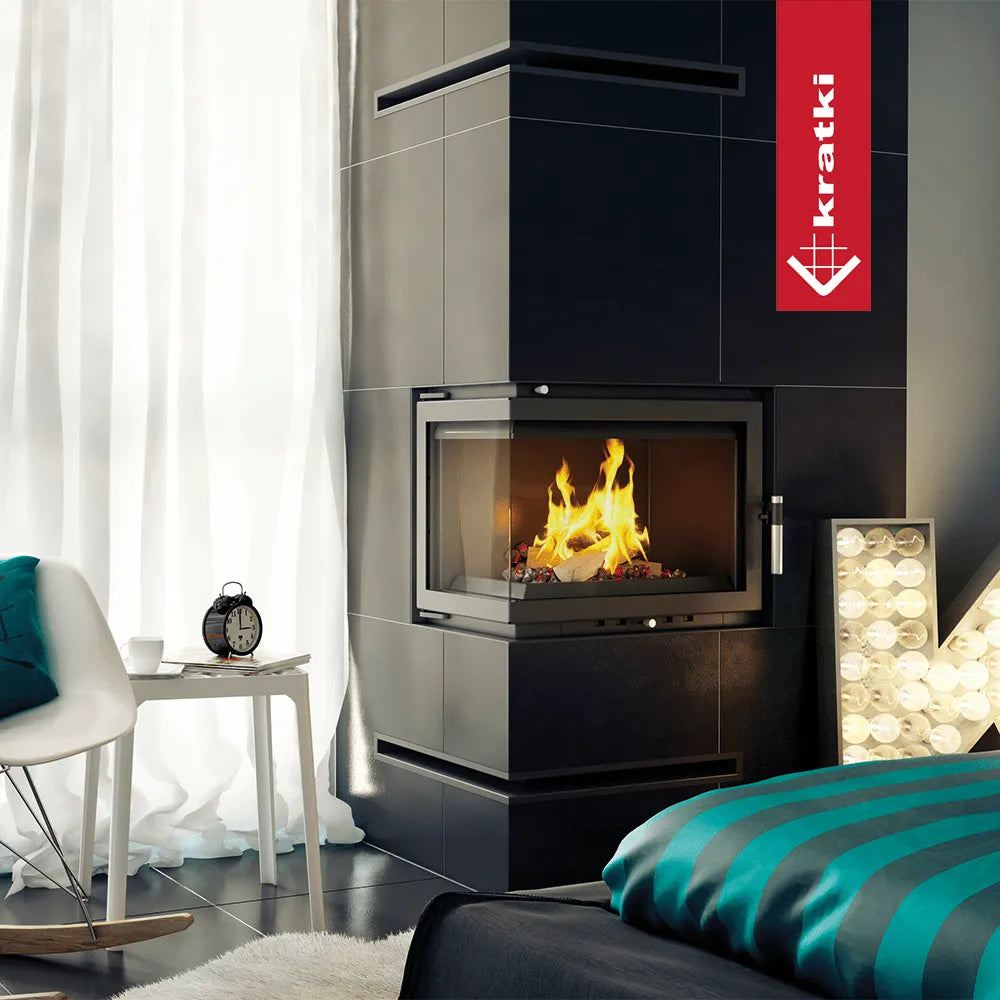 Kratki Maja CV Links haard in moderne woonkamer met stoel, bijzettafel en decoratieve verlichting.