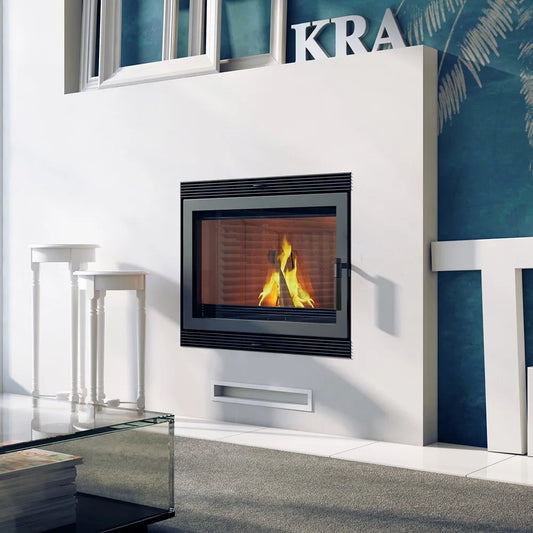 Moderne woonkamer met Kratki Blanka 670/570 ingebouwde haard, brandend vuur, witte en blauwe accenten.