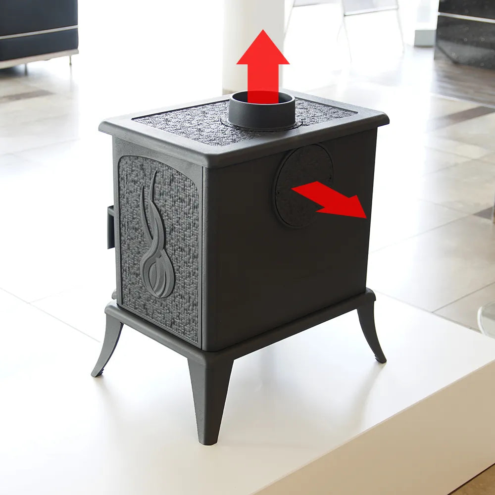 Zwarte Kratki K7 houtkachel met decoratief patroon en pijlaanduidingen voor rookafvoer.